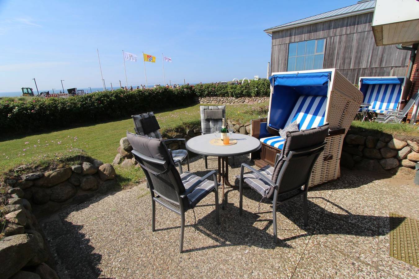 Ganze Wohnung, Hell gestaltete Ferienwohnung in exponierter Lage am Wenningstedter Strand in Wenningstedt, Sylt