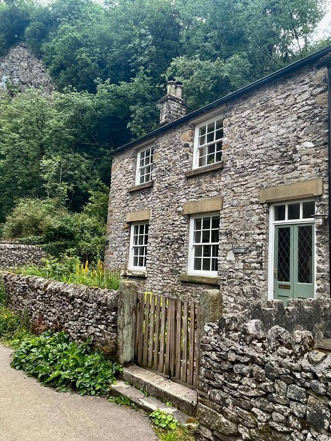 Holiday rental for 4 people, with garden and view, child-friendly in Castleton