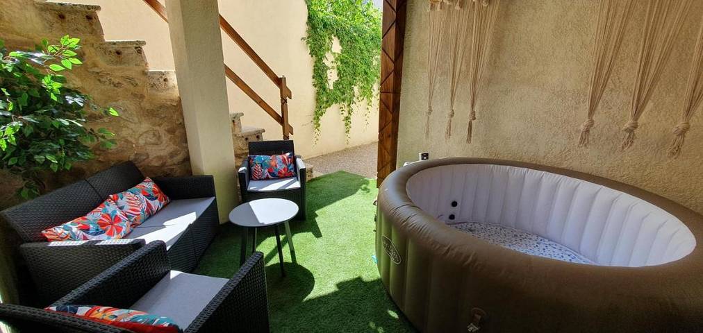 Location de vacances pour 4 personnes, avec balcon à Thézan-des-Corbières