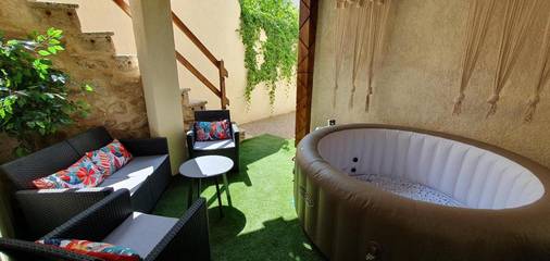 Location de vacances pour 4 personnes, avec balcon à Thézan-des-Corbières