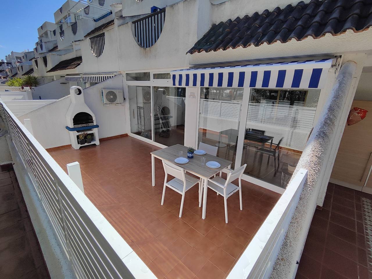 Entire apartment, Apartment 'Antonio' with Shared Pool, Wi-Fi and Air Conditioning in Los Miradores del Puerto, San Javier