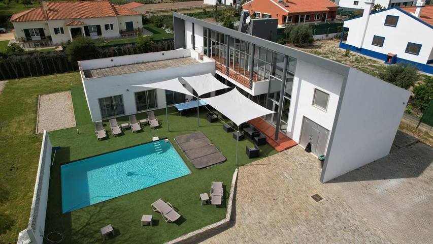 Gîte pour 18 personnes, avec Jacuzzi et Terrasse ainsi que Jardin et Piscine à Setúbal