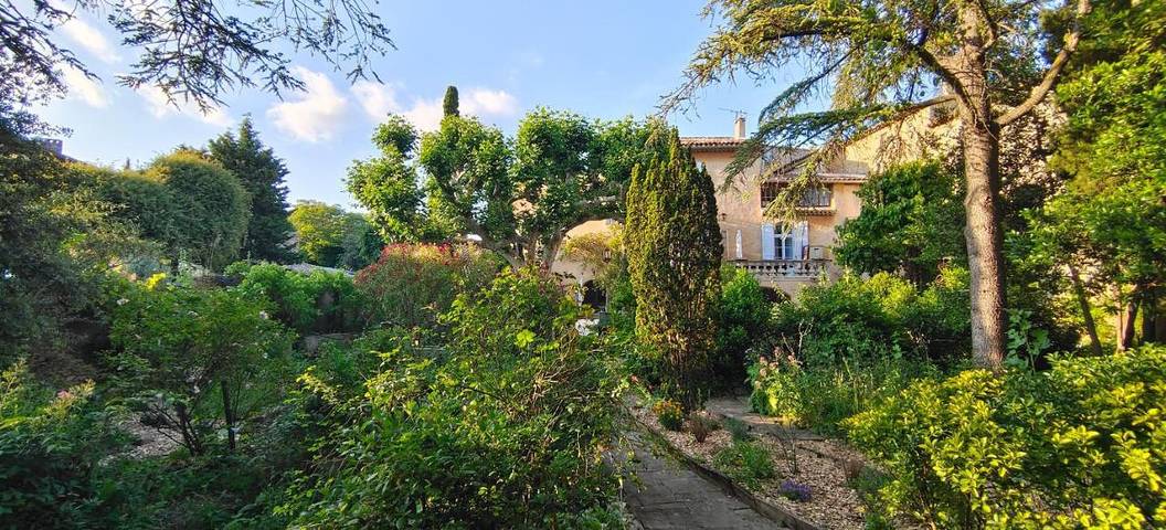 Chambre d’hôte pour 15 personnes, avec Terrasse ainsi que Jardin et Piscine à Cabrières-d'Avignon