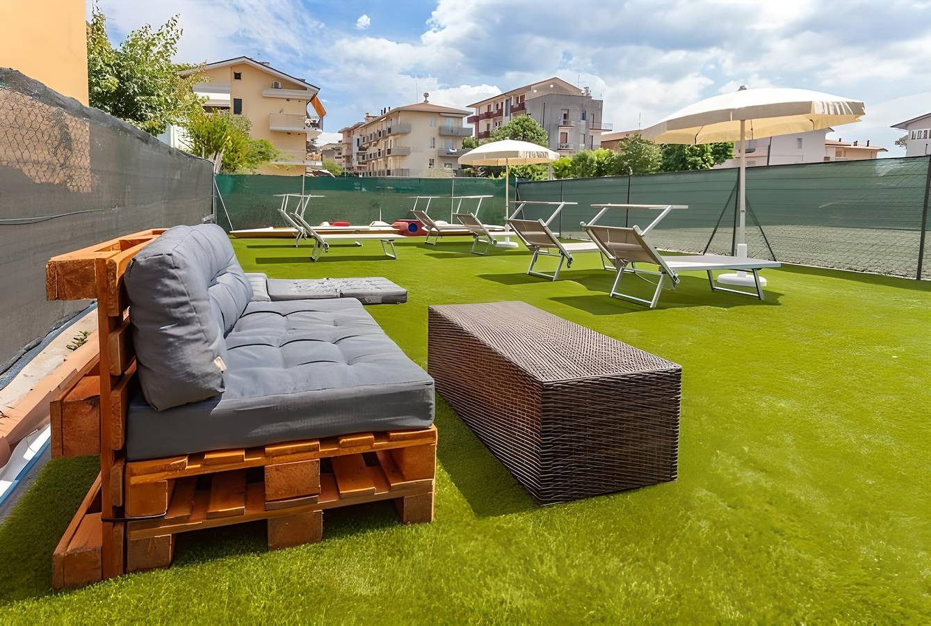 Apartamento entero, Apartamento vacacional "Luna" con vistas al mar, jardín compartido y Wi-Fi in Viserbella, Rímini