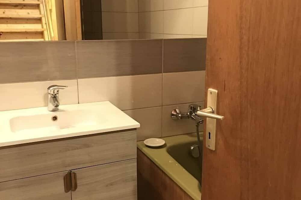 Appartement entier, Monetier Les Bains: Appartement avec jardin à partager au coeur des activités. in Le Monêtier-les-Bains, Serre Chevalier