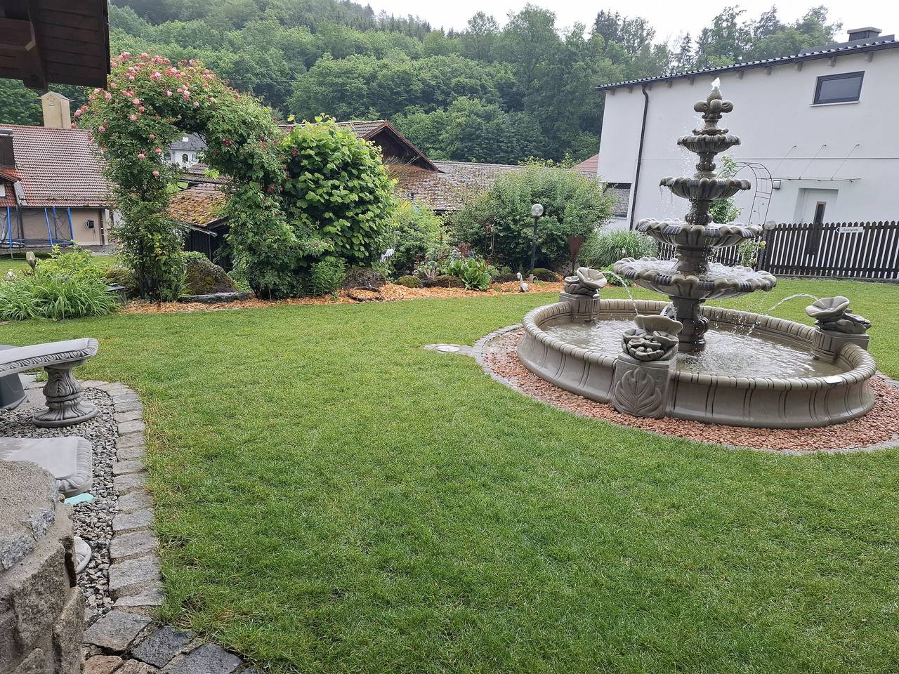 Appartement entier, Appartement 'Wohnung Ländliche Lage Mit Springbr' avec terrasse privée, jardin privé et Wi-Fi in Bavière Orientale