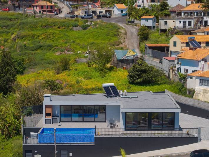 Location de vacances pour 6 personnes, avec piscine et jardin dans Arco da Calheta