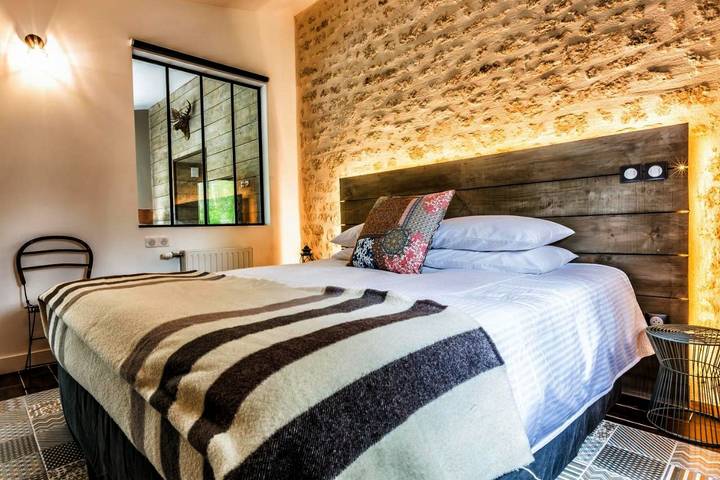 Location de vacances pour 3 personnes, avec Terrasse et Jardin ainsi que Piscine et Sauna à Landrais