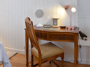 Log Cabin for 3 People in Boxgrove, West Sussex, Photo 3