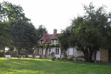 Gîte pour 12 personnes, avec jardin et terrasse à Vallon-en-Sully