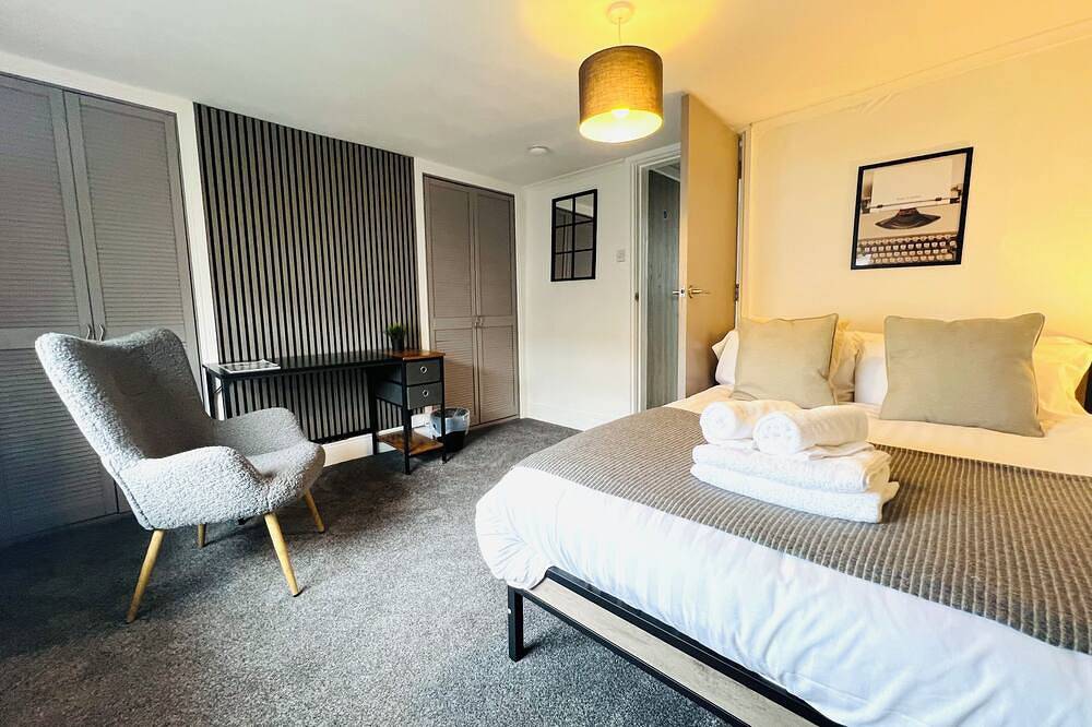 Entire apartment, Yastayzzz @Studio 5, Bransford Rd - Modern Studio with Parking! in Worcester, Worcestershire