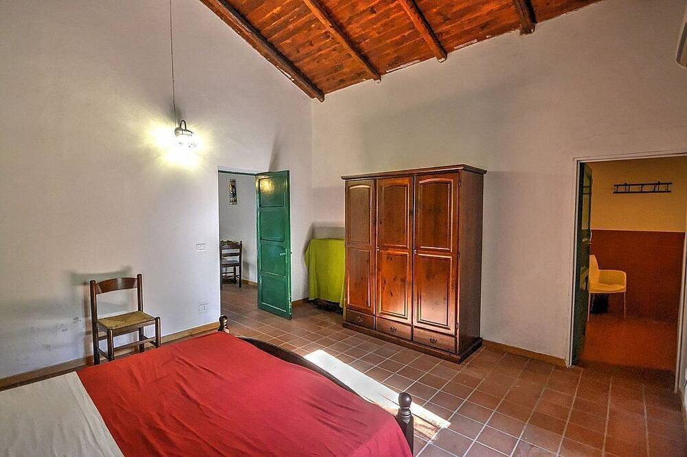 Villa Pascal C: A characteristic and welcoming apartment that is part of a villa surrounded by meadows and by green hills, with Free Wi-Fi. in Mirto, Messina Provinz