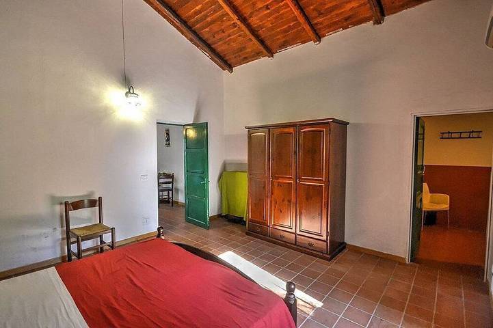 Villa Pascal C: Un caratteristico e accogliente appartamento che è parte di una villa circondato da prati e verdi colline. in Mirto, Provincia di Messina