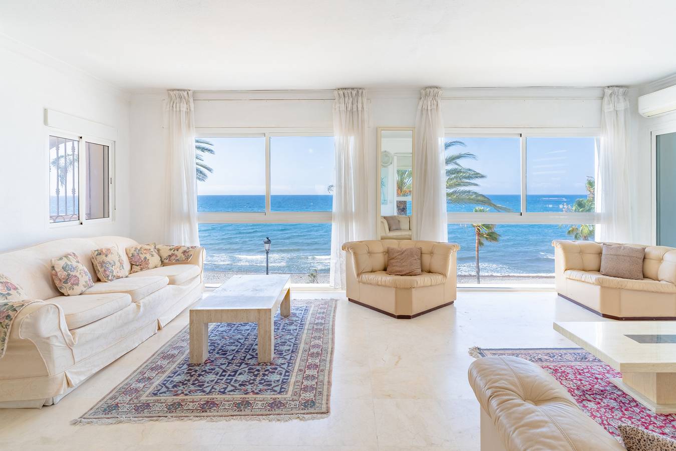 Entire apartment, Apartment 'Cortijo Blanco' with Sea View, Wi-Fi and Air Conditioning in Playa de Cortijo Blanco, Marbella