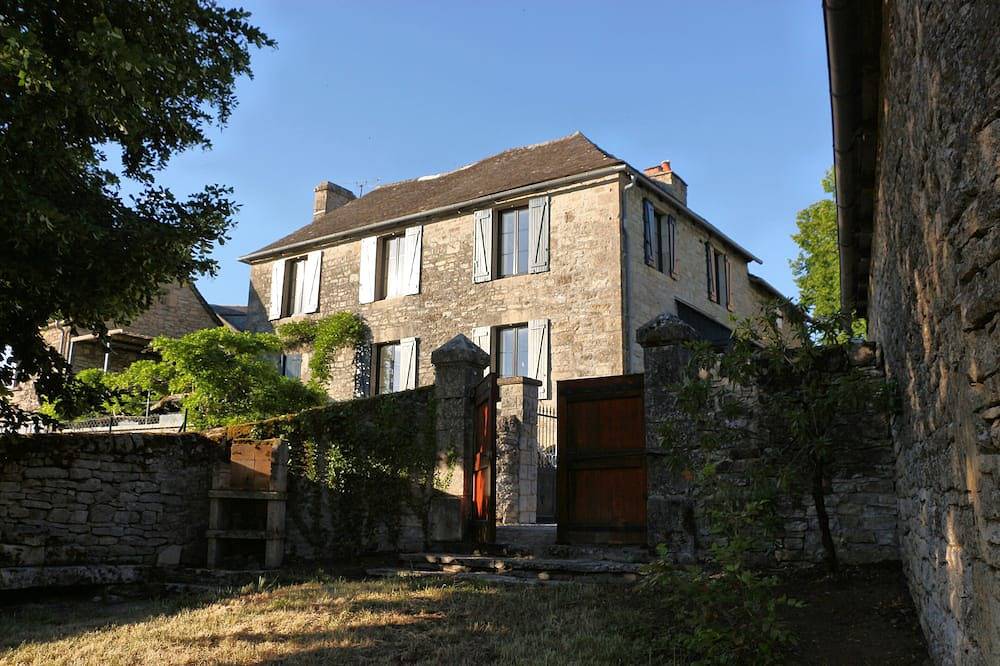 Le gîte de la glycine, renovated house, terrace with magnificent view, enclosed garden in Palmas, Aveyron
