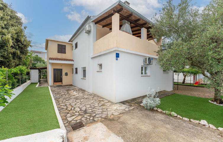 Ganze Ferienwohnung, Charmante 2-Zimmer-Wohnung mit Terrasse, Parkplatz und WLAN in Strandnähe in Biograd na Moru, Zadar