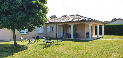 Gîte pour 6 personnes, avec jardin ainsi que piscine et terrasse dans l' Ain