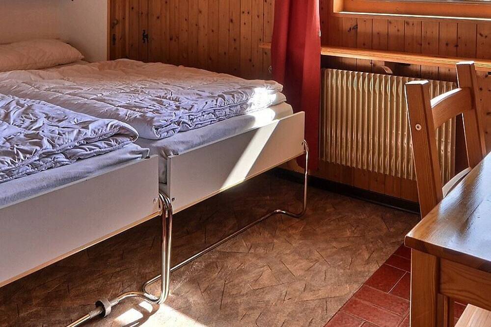 Entire apartment, Comfortable flat for 3 to 4 people, living room, kitchen area, 1 double bedroom (140), 1 2-bedroom, in Grimentz, Anniviers