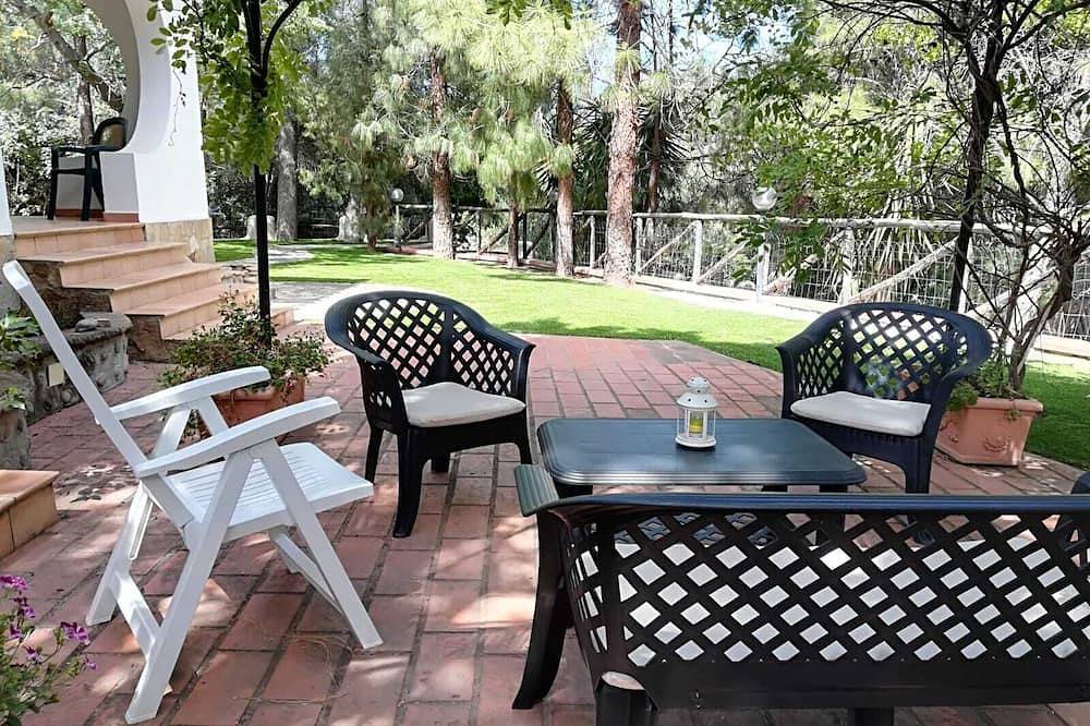 Villa independiente con jardín exclusivo. in Solanas, Comune di Sìnnia