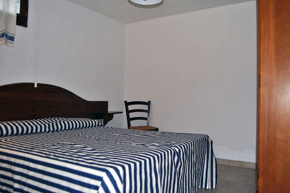 Deux appartements mitoyens pour 8/10 personnes, véranda, barbecue et jardin d'oliviers in Sant'Antioco Ville, Île de Sant'Antioco