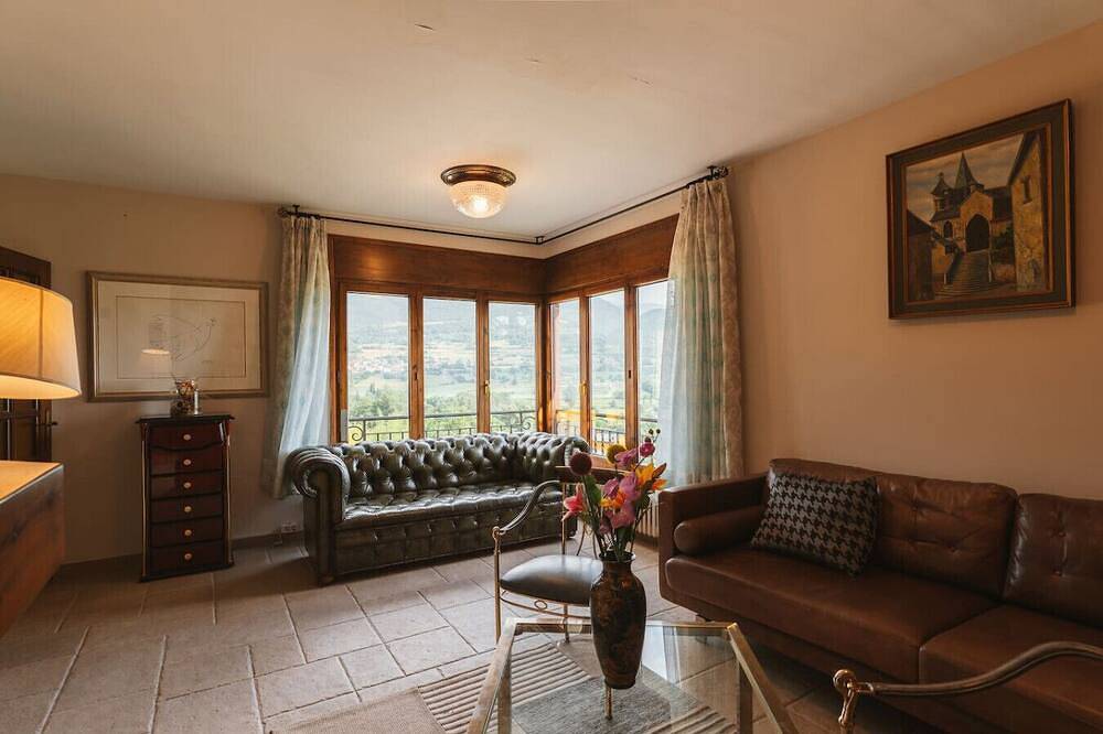 Entire apartment, Boutique Farmhouse I Views & Vineyard I Infinity Pool in la Seu d'Urgell, Catalan Pyrenees