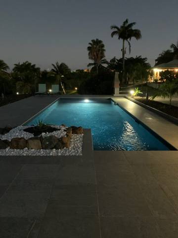 Maison de vacances pour 4 personnes, avec piscine ainsi que terrasse et vue sur le lac en Guadeloupe