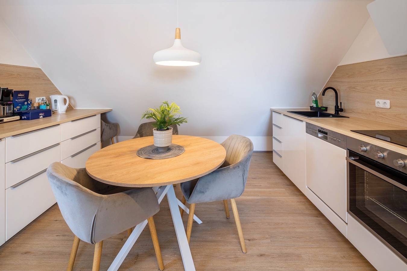 Ganze Wohnung, Ferienwohnung 'Hue Space Air' mit Wi-Fi in Philippinenhof-Warteberg, Kassel