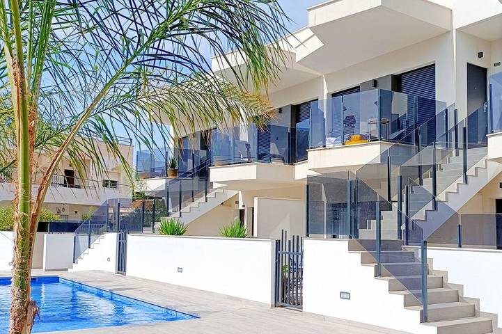 Apartamento para 4 personas, con terraza además de jardín y piscina en Santiago de la Ribera