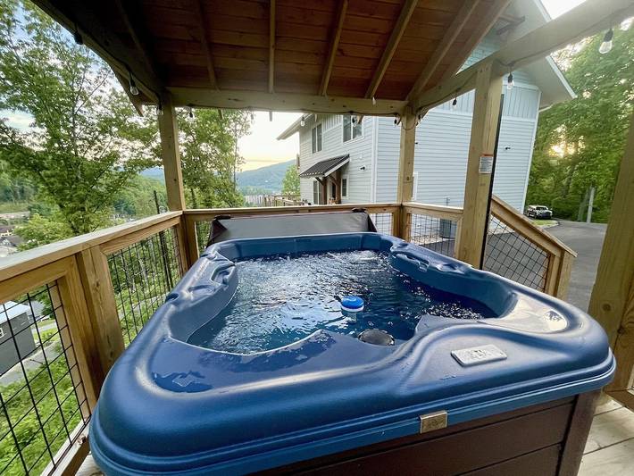 Glamping for 10 people, with hot tub and yard in Gatlinburg