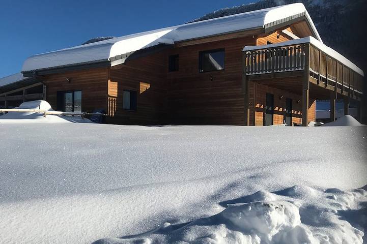 Chalet pour 14 personnes, avec terrasse ainsi que jardin et jacuzzi, animaux acceptés