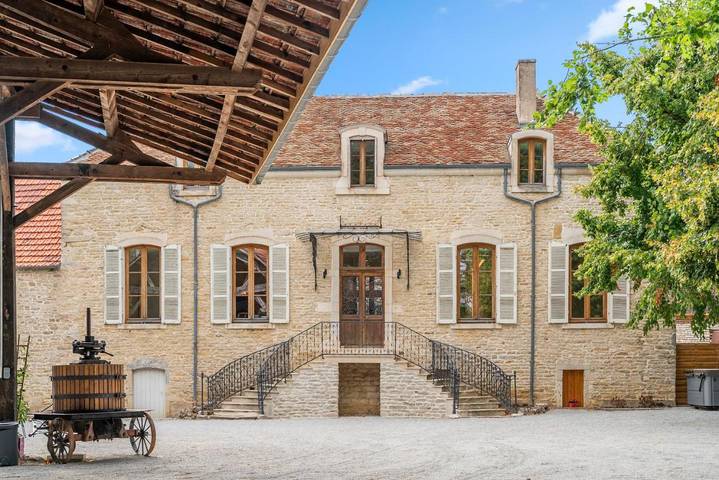 Location de vacances pour 14 personnes, avec Jacuzzi et Terrasse ainsi que Jardin et Sauna à Corcelles-les-Arts