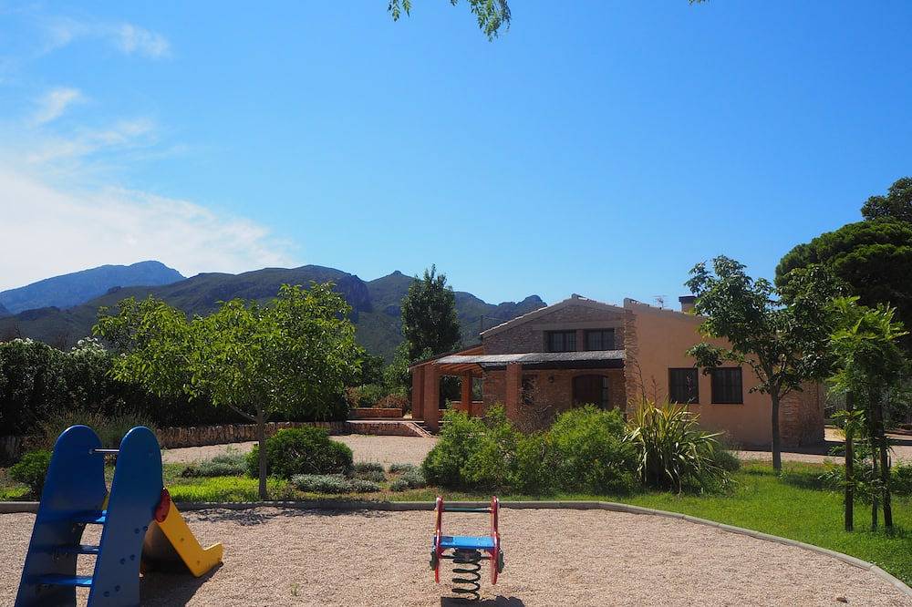 House with garden, basketball, tennis. Close to the sea and the mountain. Families in Terres de l'Ebre, Tarragona Province