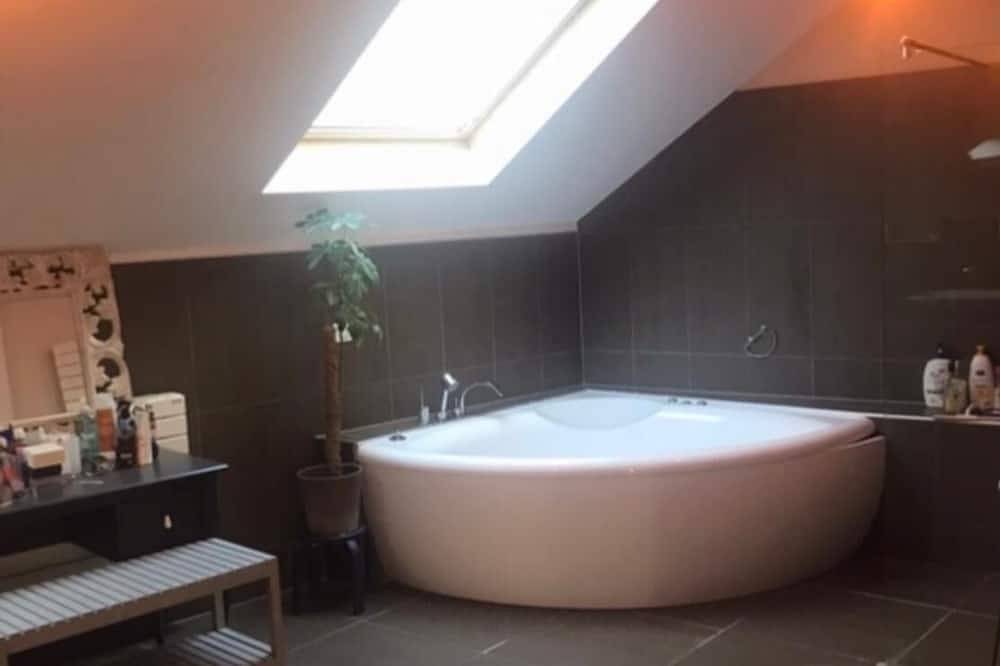 Fabulous 5-bedroom house in charming Divonne-les-Bains,with swimming pool, in Divonne-les-Bains, Gex