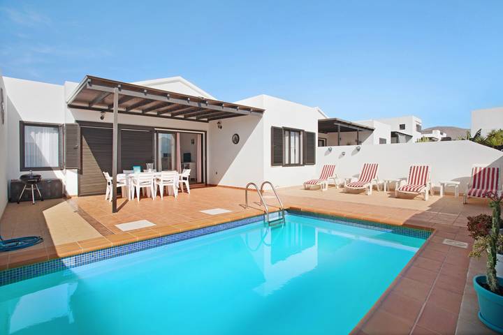 Villa "Molina" with Private Pool, 2 Private Terraces & Wi-Fi in Playa Blanca, Yaiza