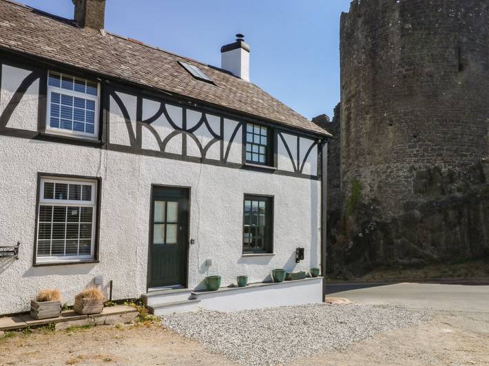 Log cabin for 2 people, with garden, with pets in Conwy