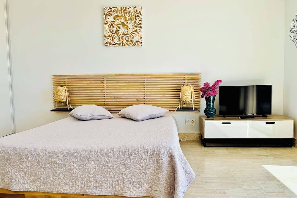 Entire apartment, Studio with balcony and parking, breathtaking view of Cap-Ferrat and the sea! in Villefranche-sur-Mer, Mediterranean Coast (France)