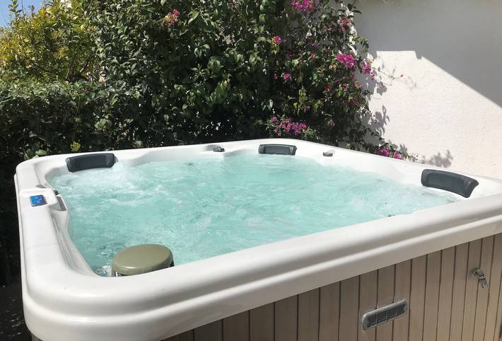 Ferienwohnung für 4 Personen, mit Whirlpool und Terrasse sowie Garten in Loutraki