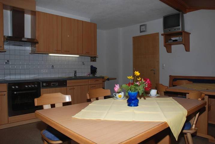 Ferienwohnung für 10 Personen, mit Balkon und Terrasse sowie Garten und Ausblick in Pettneu am Arlberg - 4