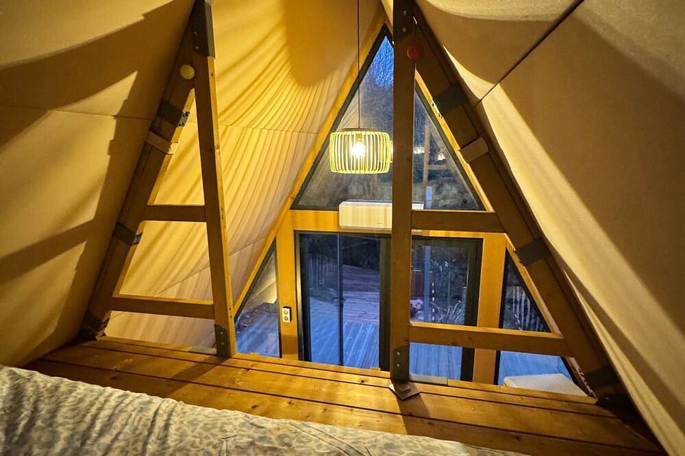 Entire apartment, Tipi Lodge Glamp 'Marguerite' with Direct Forest Access, Private Terrace & Air Conditioning in Le Boulou, Céret region