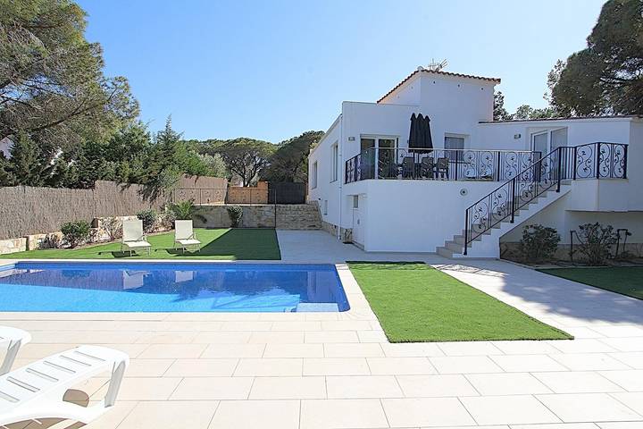 Villa pour 8 personnes, avec vue ainsi que jardin et terrasse, animaux acceptés sur la Costa Brava
