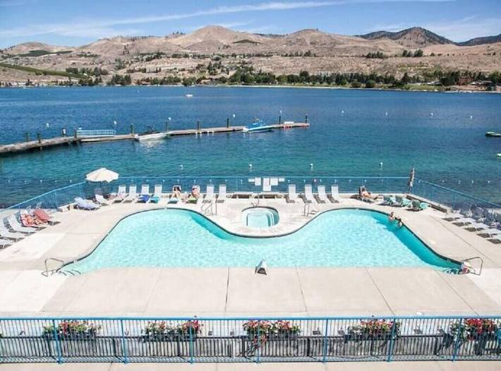 Vacation rental for 12 people, with pool and balcony as well as yard and hot tub in Chelan