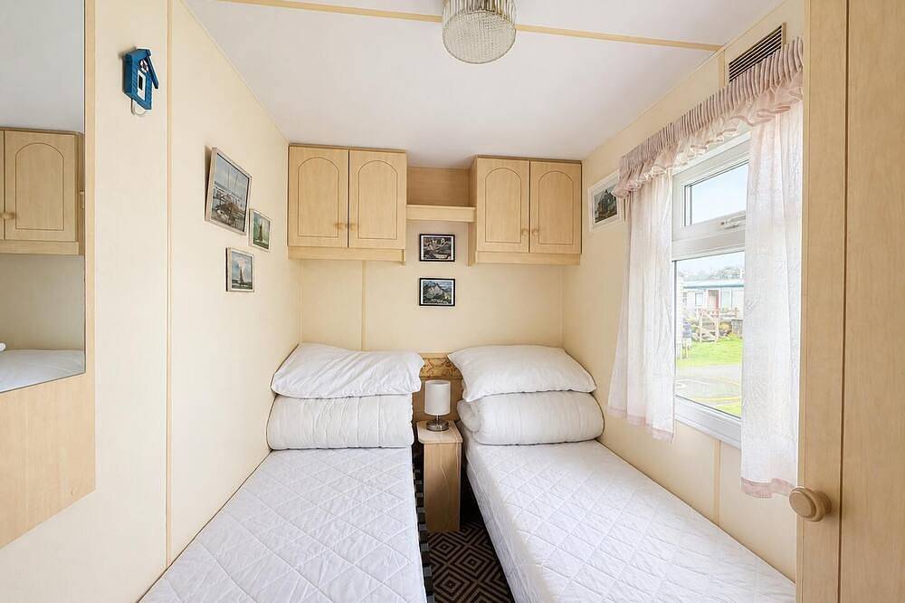 Charming 6 berth caravan with decking by the beach in Suffolk in Lowestoft, Sunrise Coast