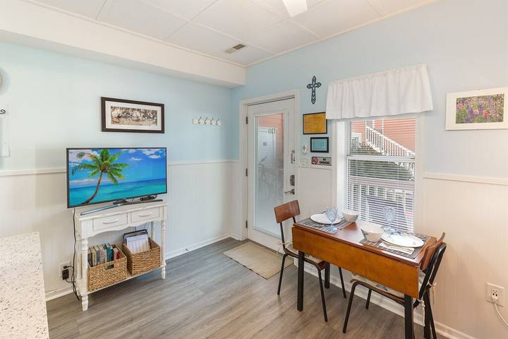 Vacation rental for 4 people, with yard and terrace as well as pool, with pets in Isle of Palms