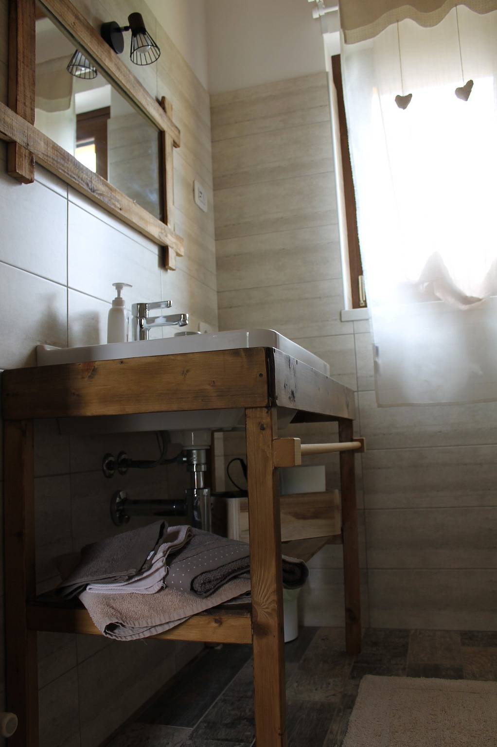 Doppelzimmer '2' mit Gemeinschaftspool, Wlan und Klimaanlage in Cavaion Veronese, Gardasee-Berge