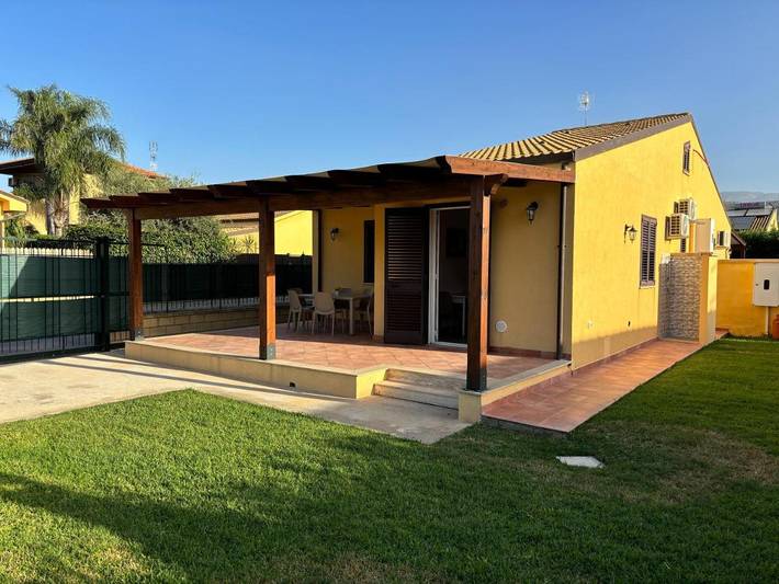 Casa vacanza per 6 persone, con Balcone e Terrazza nonché Giardino e Panorama a Campofelice di Roccella