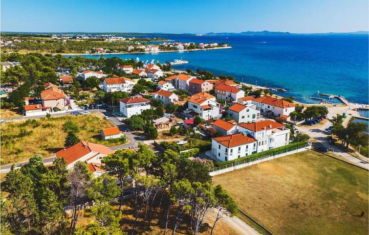 Ferienhaus für 5 Personen, mit Terrasse und Garten sowie Seeblick in Privlaka