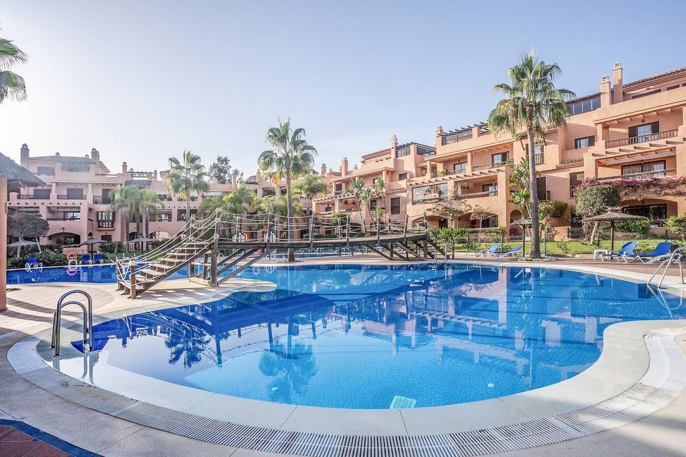 Appartement entier, Logement de vacances "Apartamento Entre Estepona-Marbella" avec piscine partagée et Wi-Fi in El Presidente, Estepona