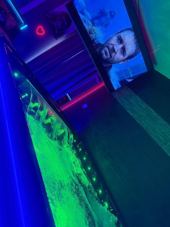 Location de vacances pour 3 personnes, avec piscine et terrasse ainsi que jardin et jacuzzi à La Machine