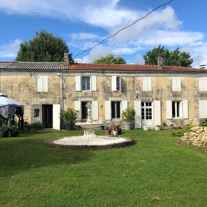 Location de vacances pour 2 personnes, avec Terrasse et Jacuzzi ainsi que Piscine et Vue dans Saint-Pierre-la-Noue
