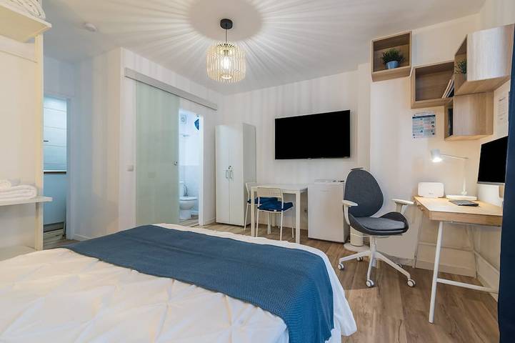 Appartement entier, Newly Renovated Beach Apartment Just Steps to Sand with Dedicated Workspace Area in La Isleta, Las Palmas de Gran Canaria